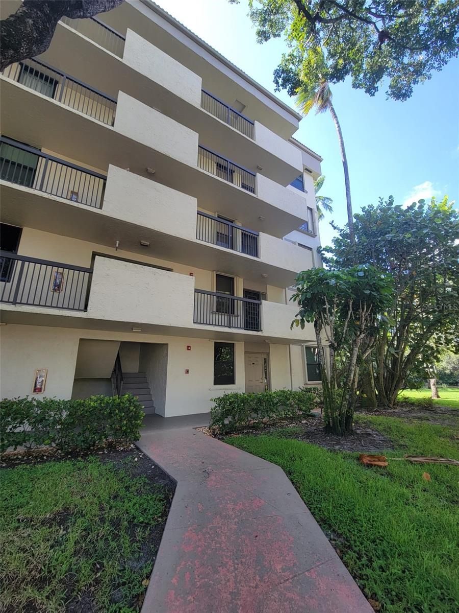 Listing photo id 12 for 2907 Carambola Circle S 206
