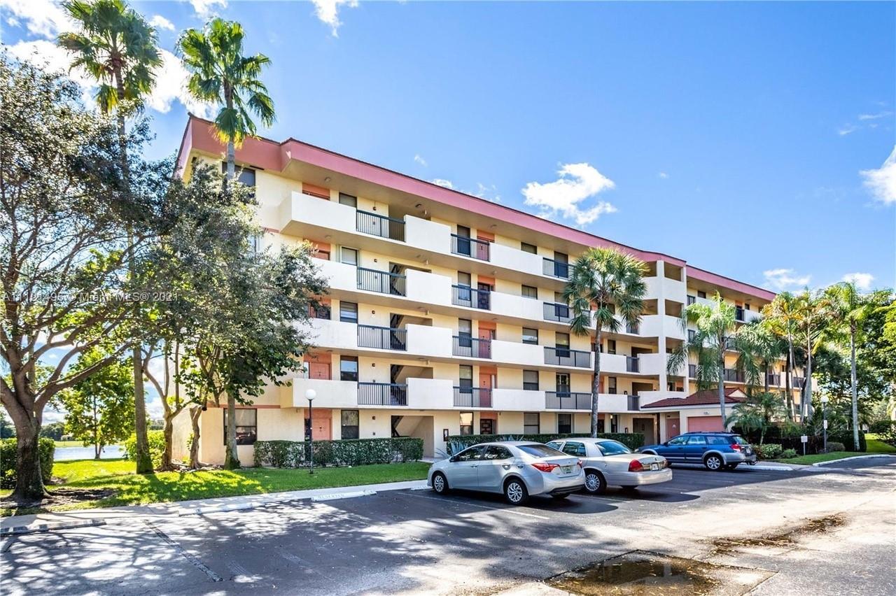 Listing photo id 19 for 2907 Carambola Circle S 206