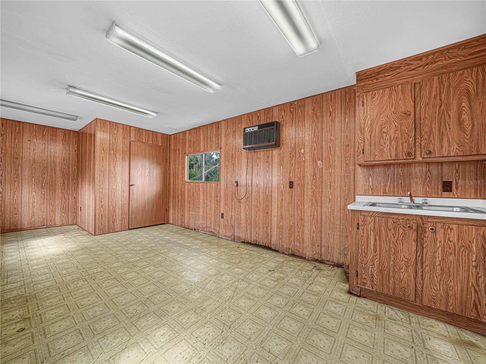 Image 12 of 60 For 1070 Lake Shore Way