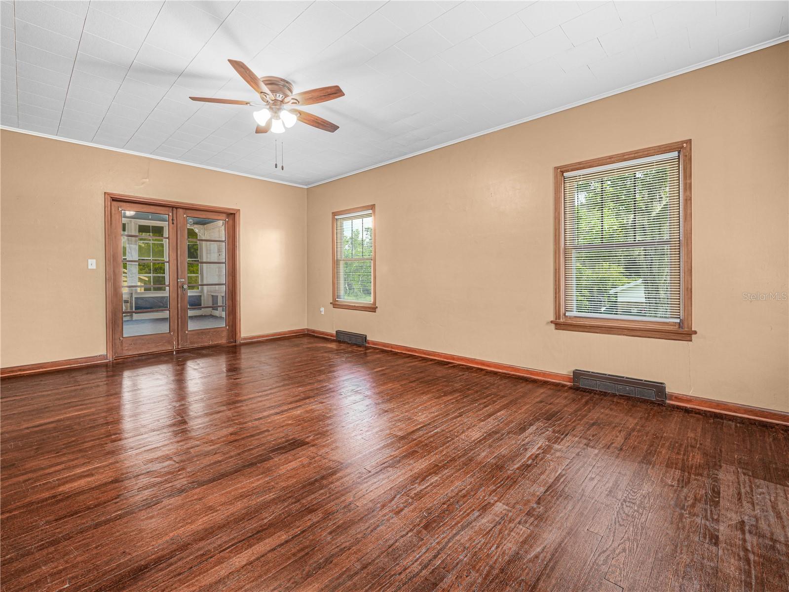 Image 23 of 60 For 1070 Lake Shore Way