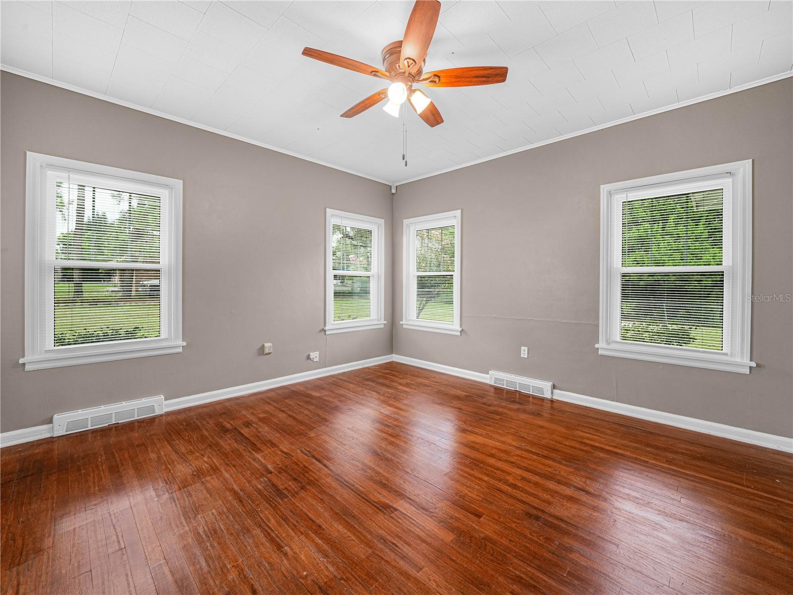 Image 46 of 60 For 1070 Lake Shore Way