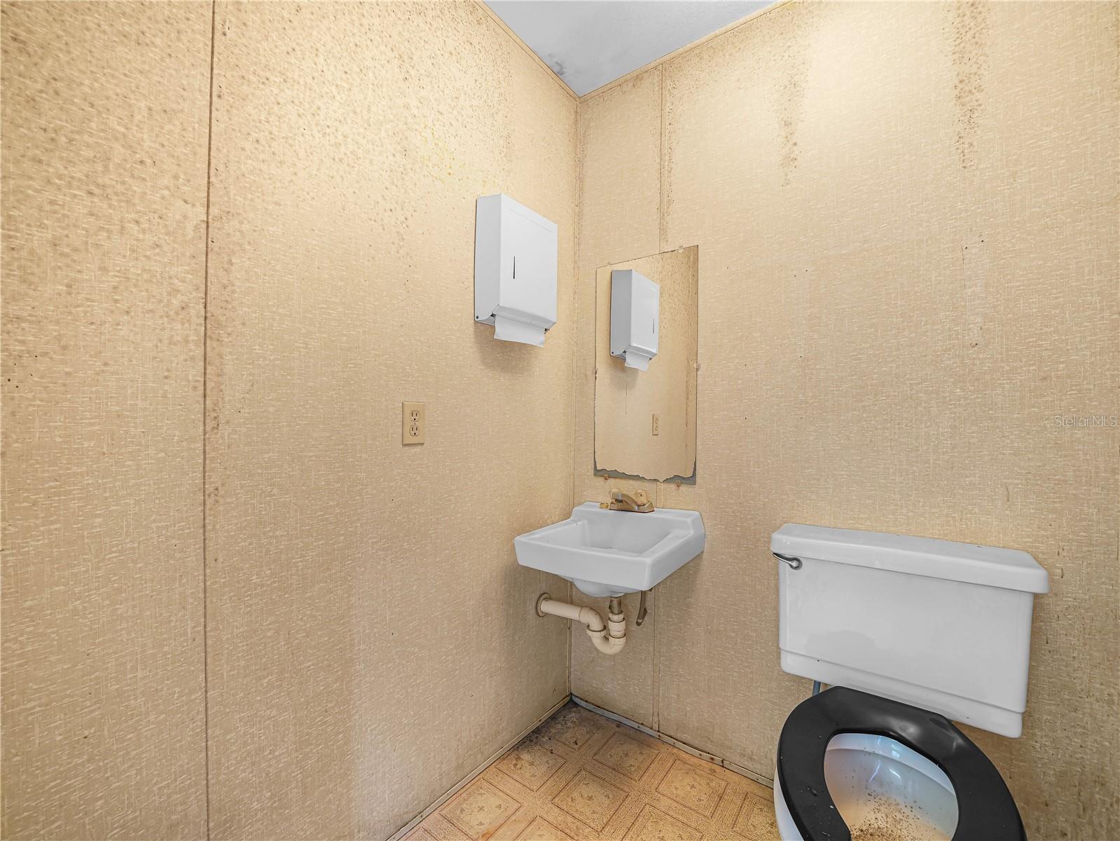 Image 8 of 60 For 1070 Lake Shore Way