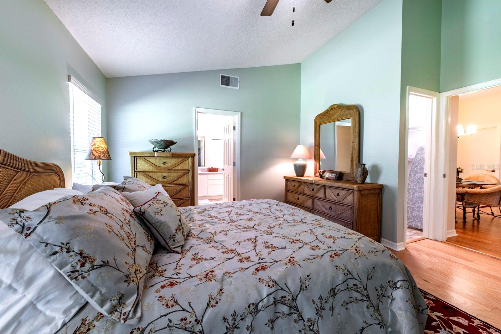 Listing photo id 9 for 1775 Country Club Boulevard