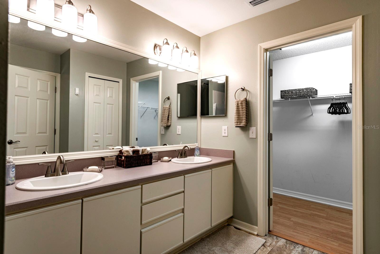Listing photo id 11 for 1775 Country Club Boulevard