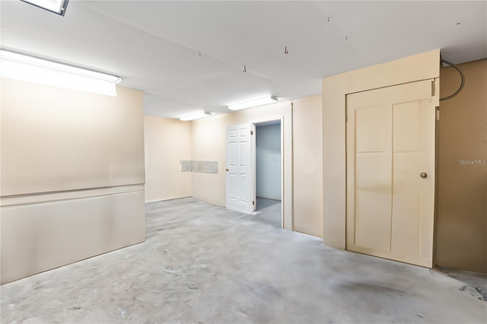 Image 21 of 29 For 905 Jan Mar Court