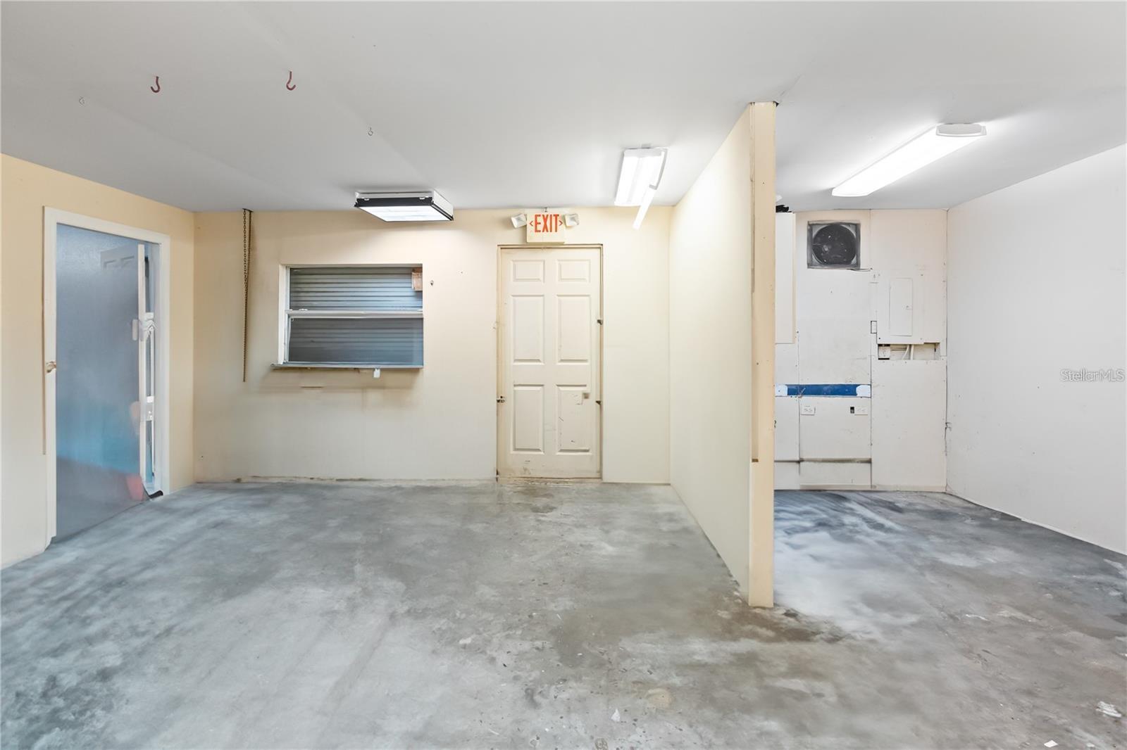 Image 22 of 29 For 905 Jan Mar Court