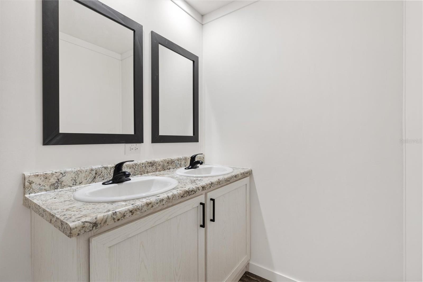 Image 23 of 35 For 2890 Cr 426e