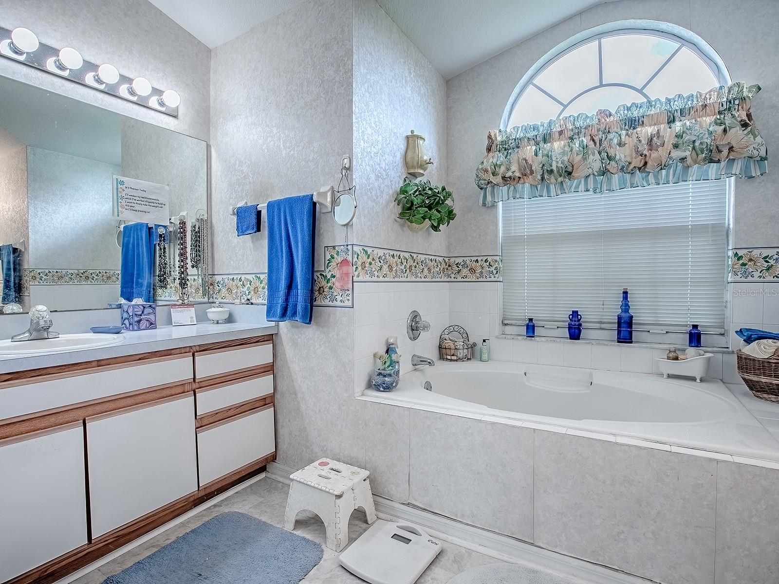 Image 19 of 61 For 25241 Lost Oak Circle