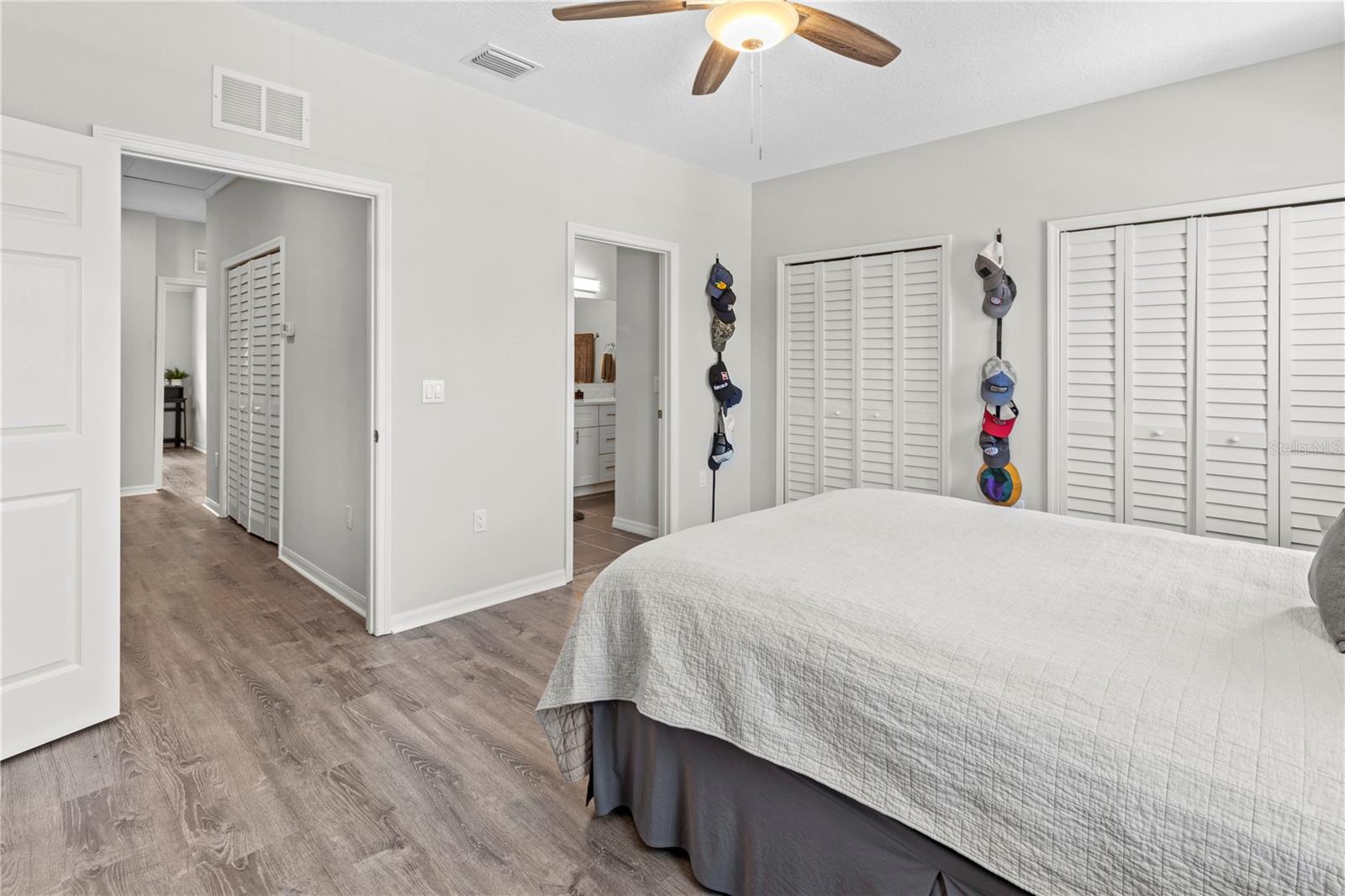 Listing photo id 16 for 4354 Tyler Circle N
