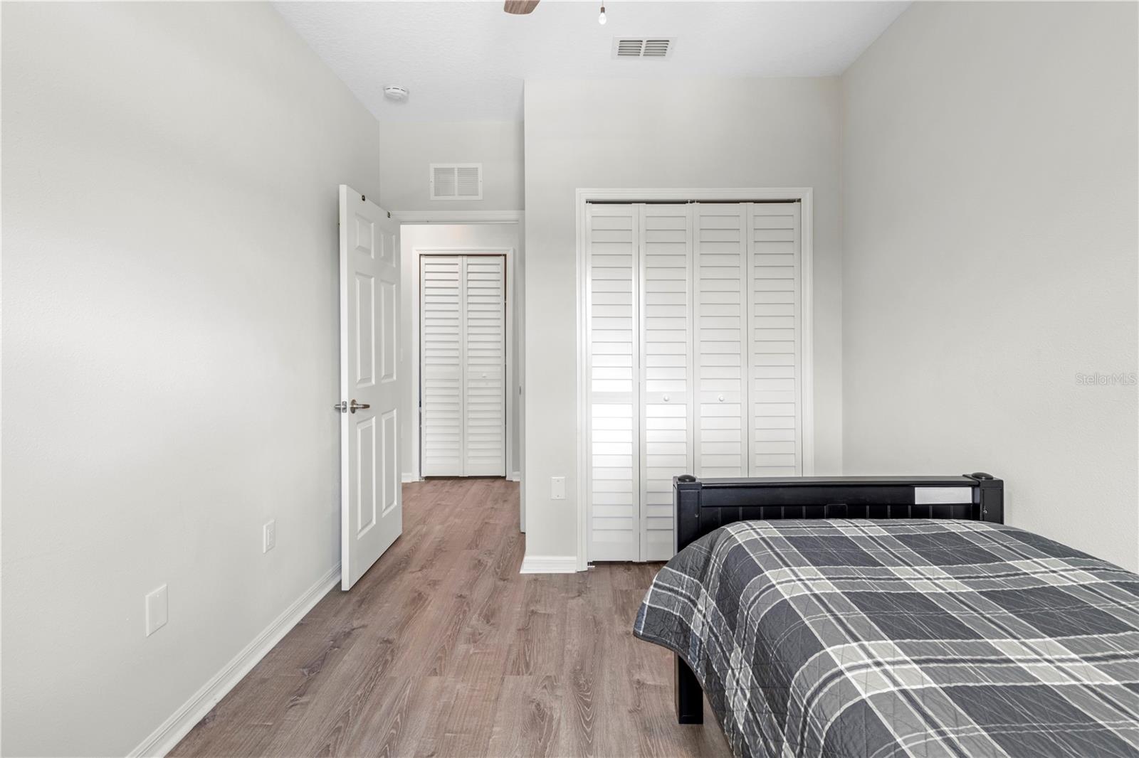 Listing photo id 20 for 4354 Tyler Circle N
