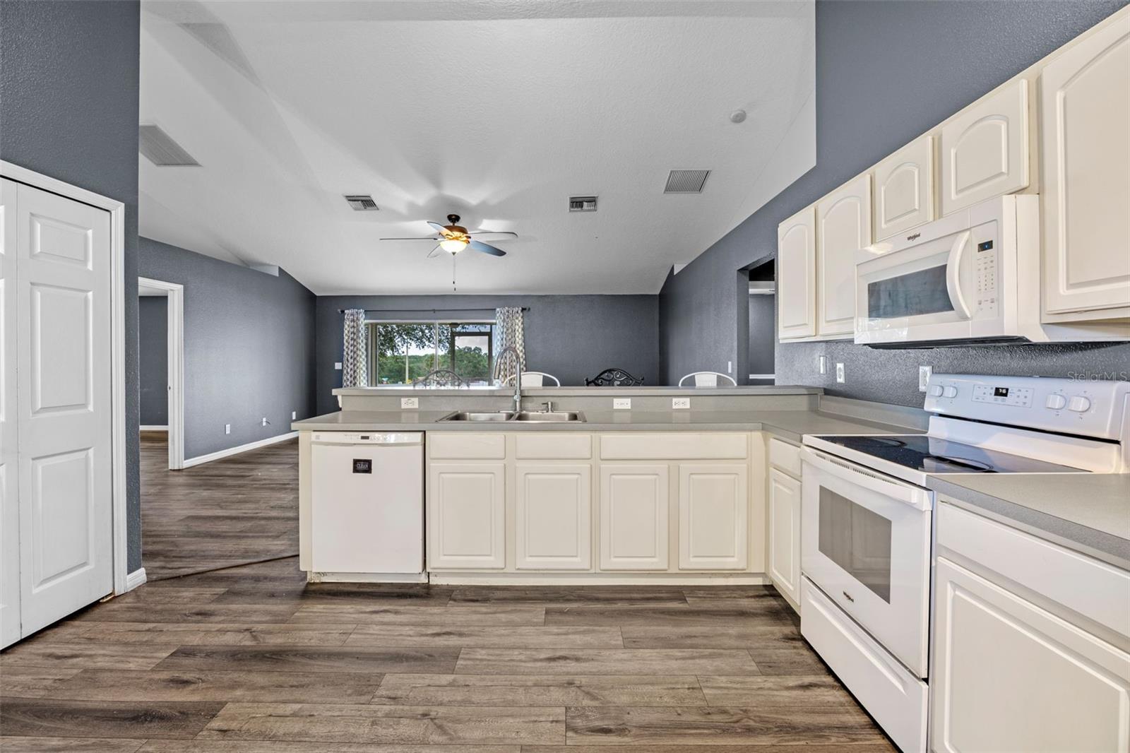 Image 10 of 43 For 2228 Lake Pointe Circle
