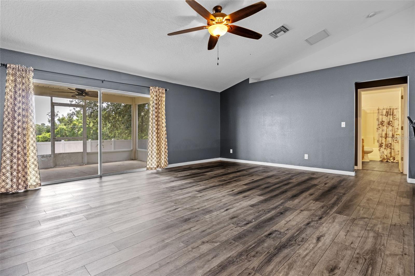 Image 3 of 43 For 2228 Lake Pointe Circle