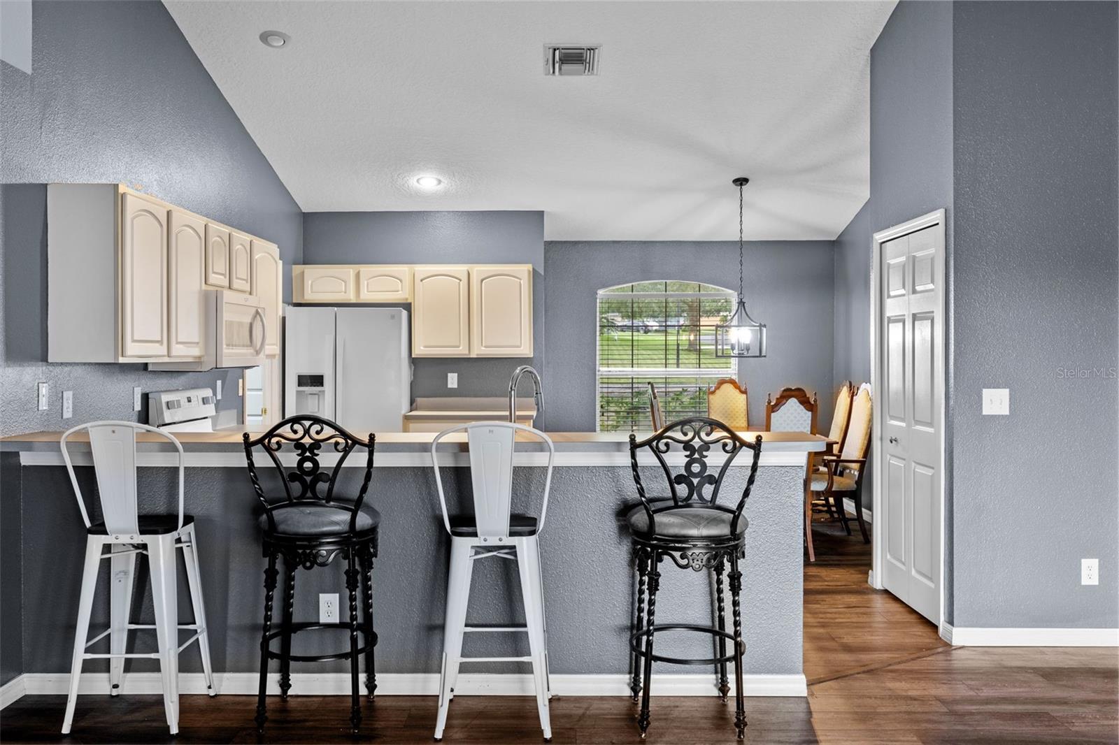 Image 7 of 43 For 2228 Lake Pointe Circle