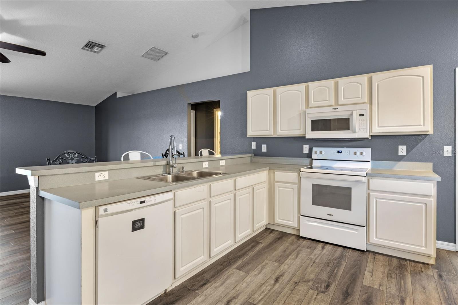 Image 9 of 43 For 2228 Lake Pointe Circle