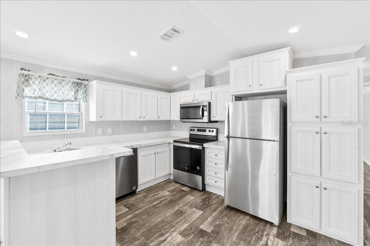 Image 12 of 34 For 9404 Loras Street