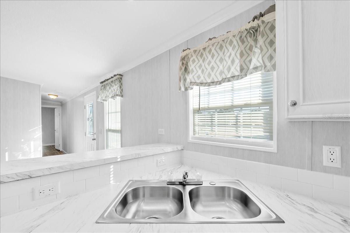 Image 9 of 34 For 9404 Loras Street