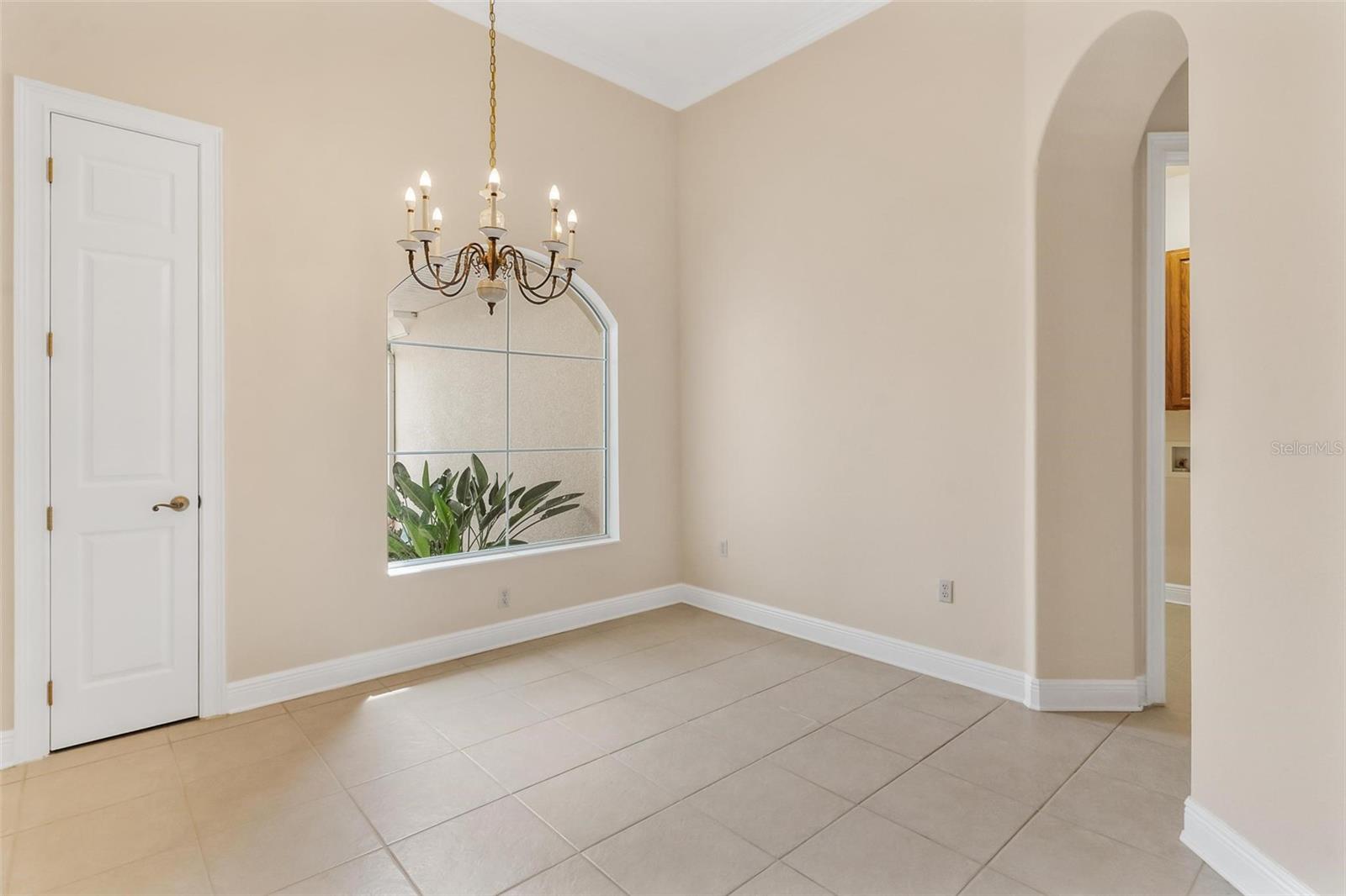 Image 16 of 49 For 5239 Grove Manor