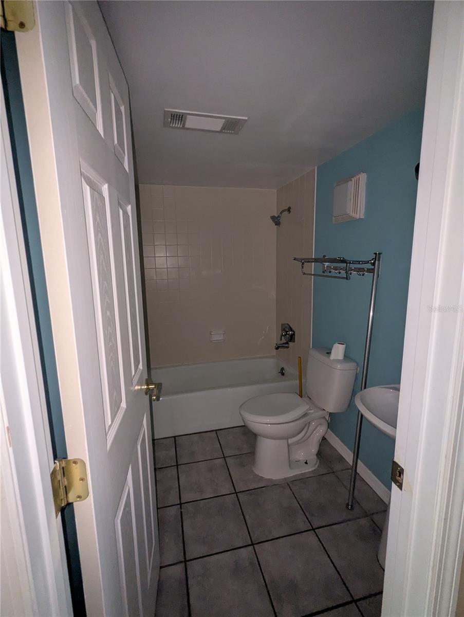 Image 17 of 31 For 222 Crown Oaks Way 0