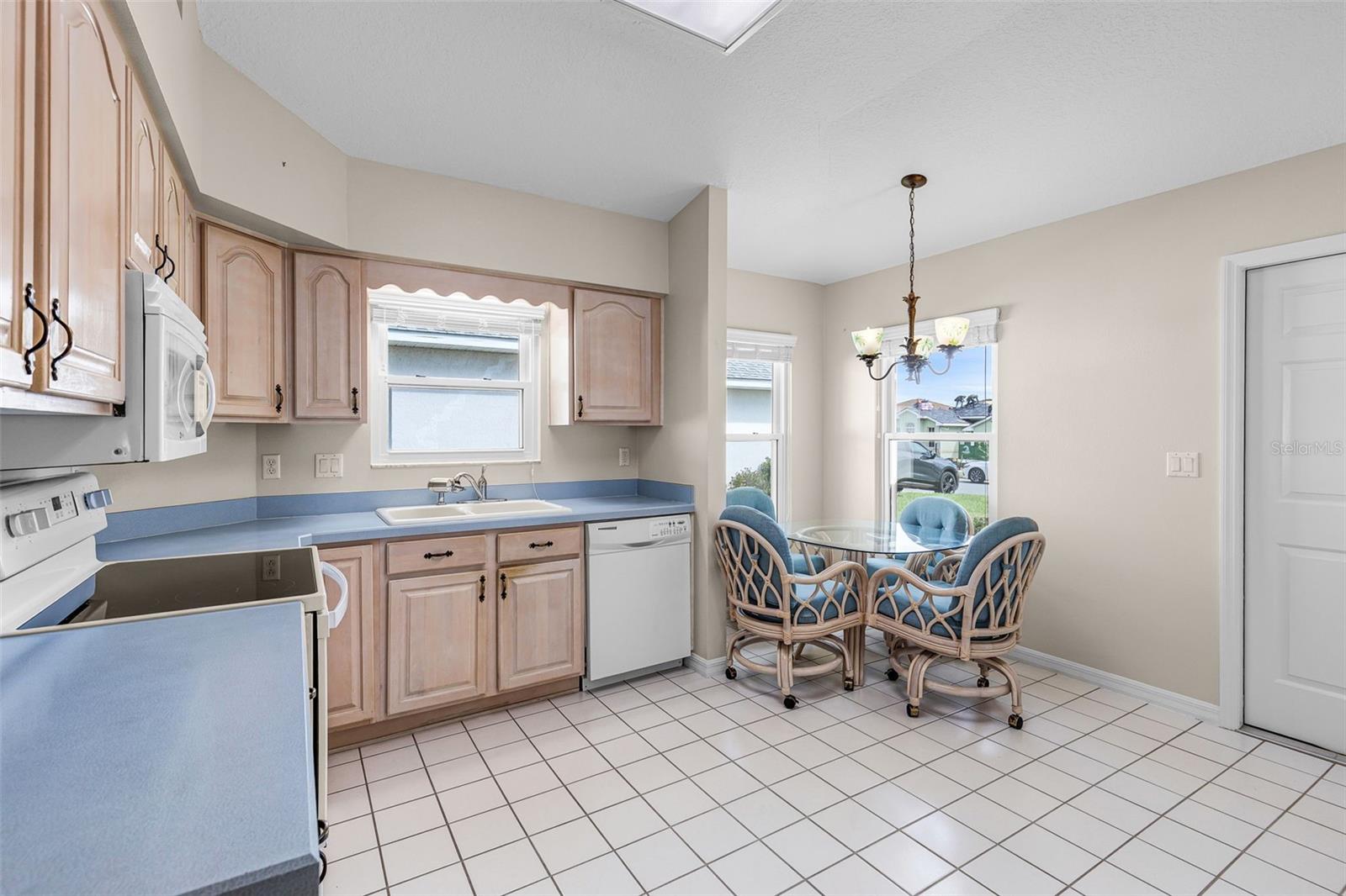 Image 12 of 48 For 21737 King John Street