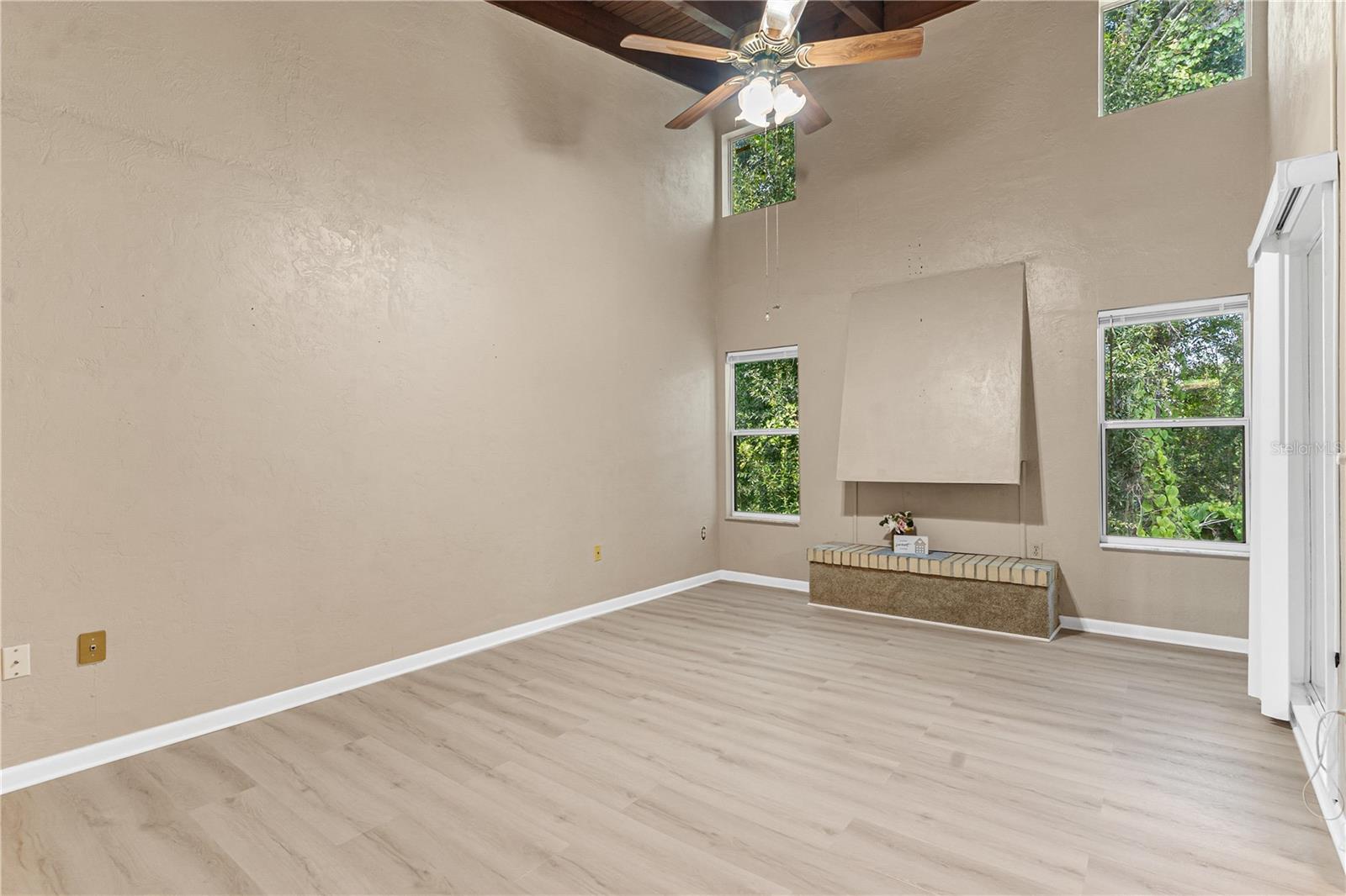 Image 10 of 40 For 14202 Sandalwood Drive 202