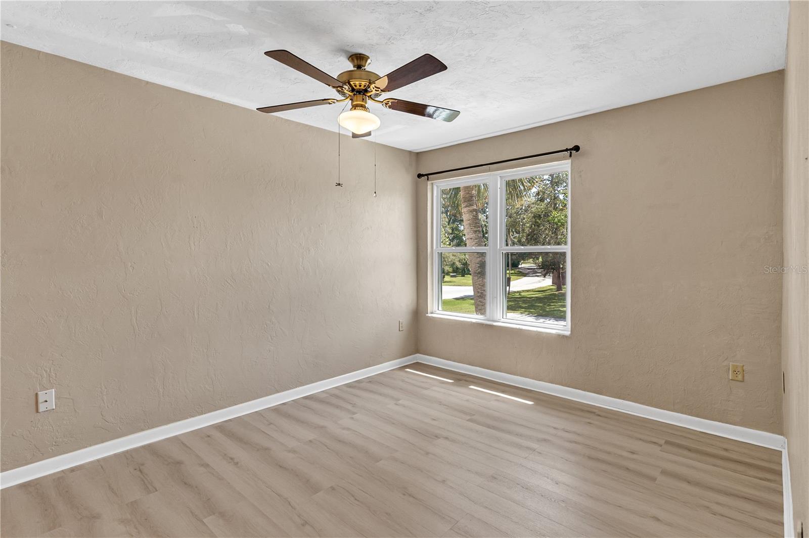 Image 27 of 40 For 14202 Sandalwood Drive 202