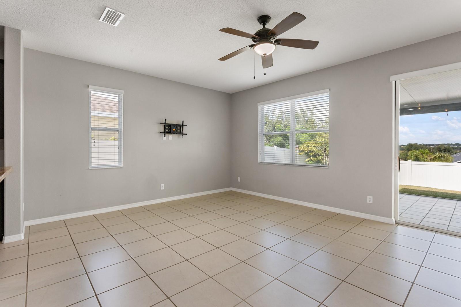 Image 20 of 54 For 485 Kestrel Dr