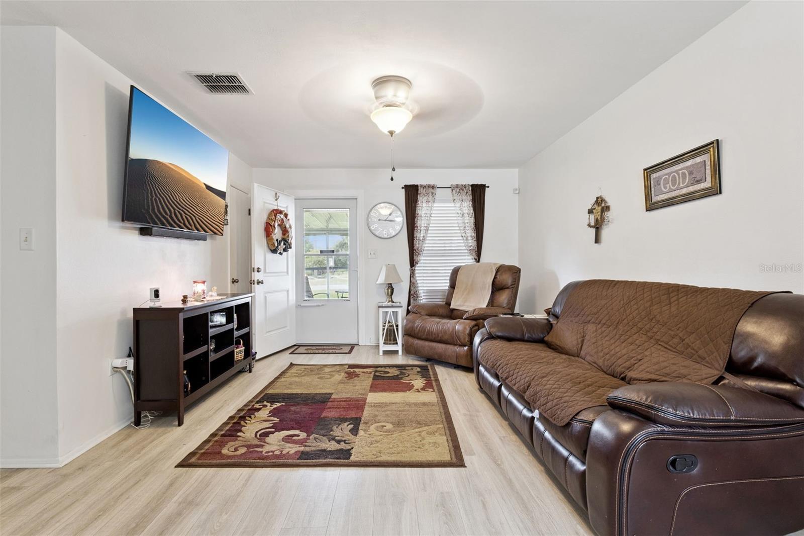 Image 3 of 40 For 40522 5th Avenue