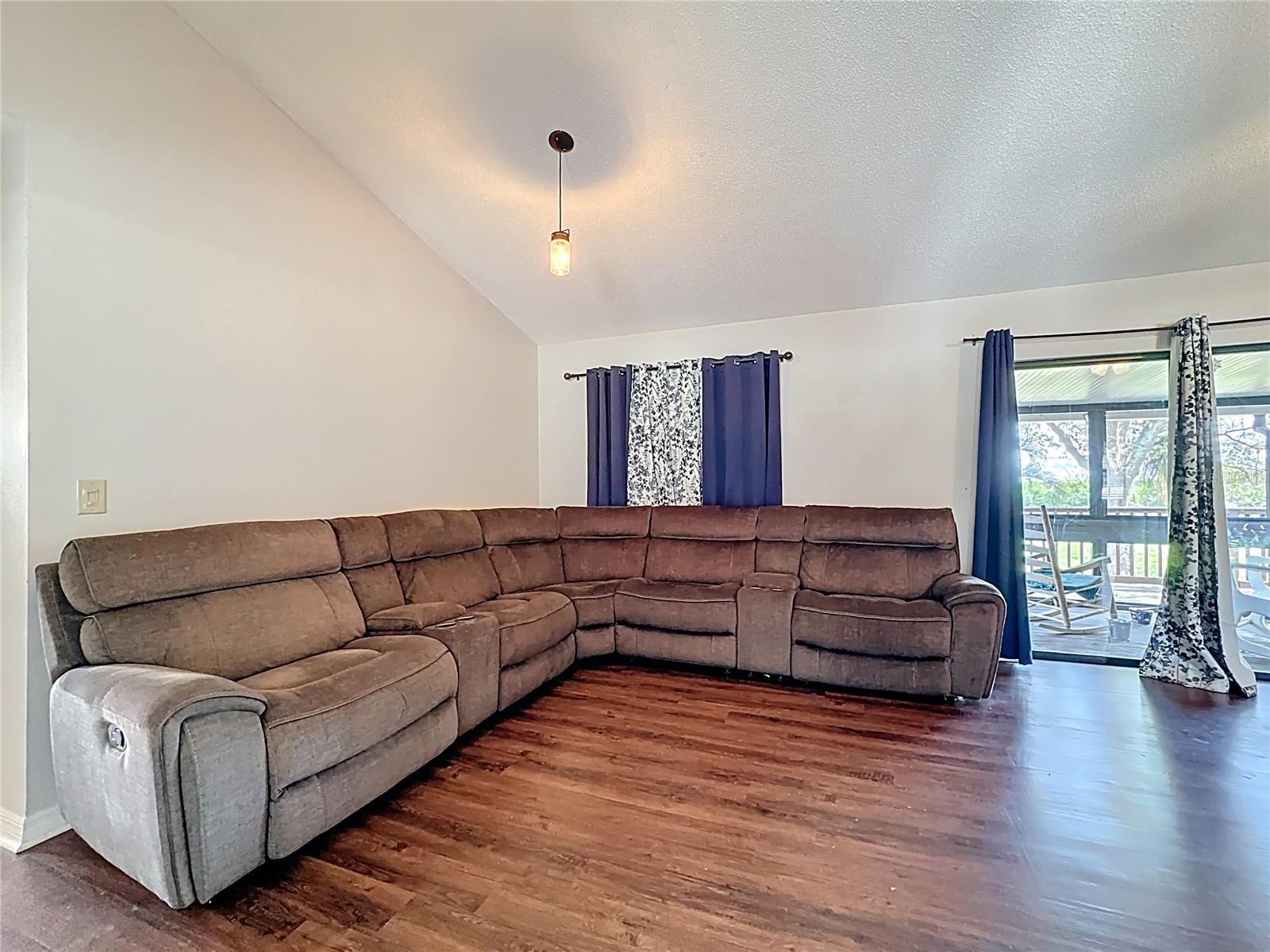 Image 10 of 60 For 746 Cambridge Way