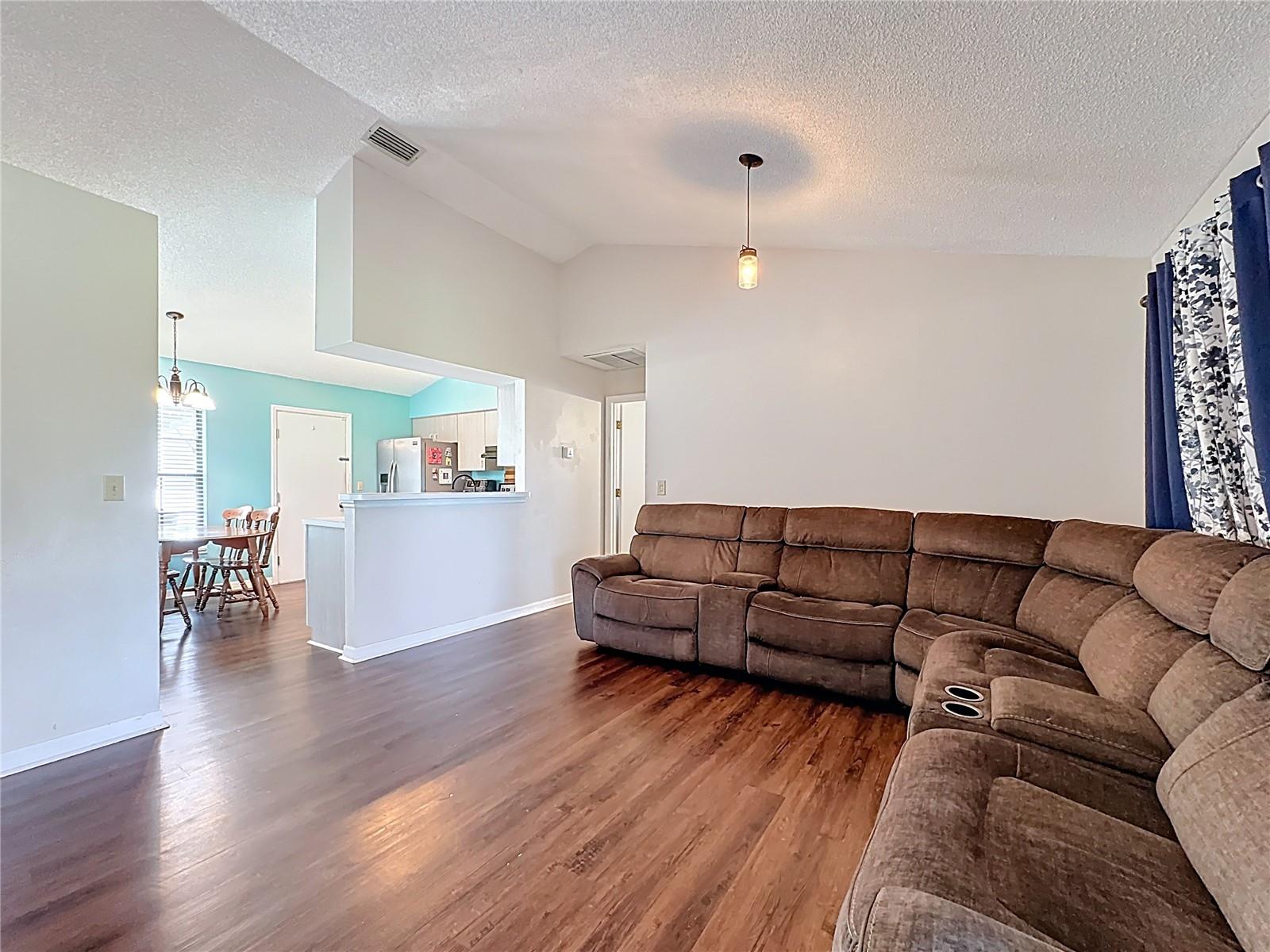 Image 7 of 60 For 746 Cambridge Way