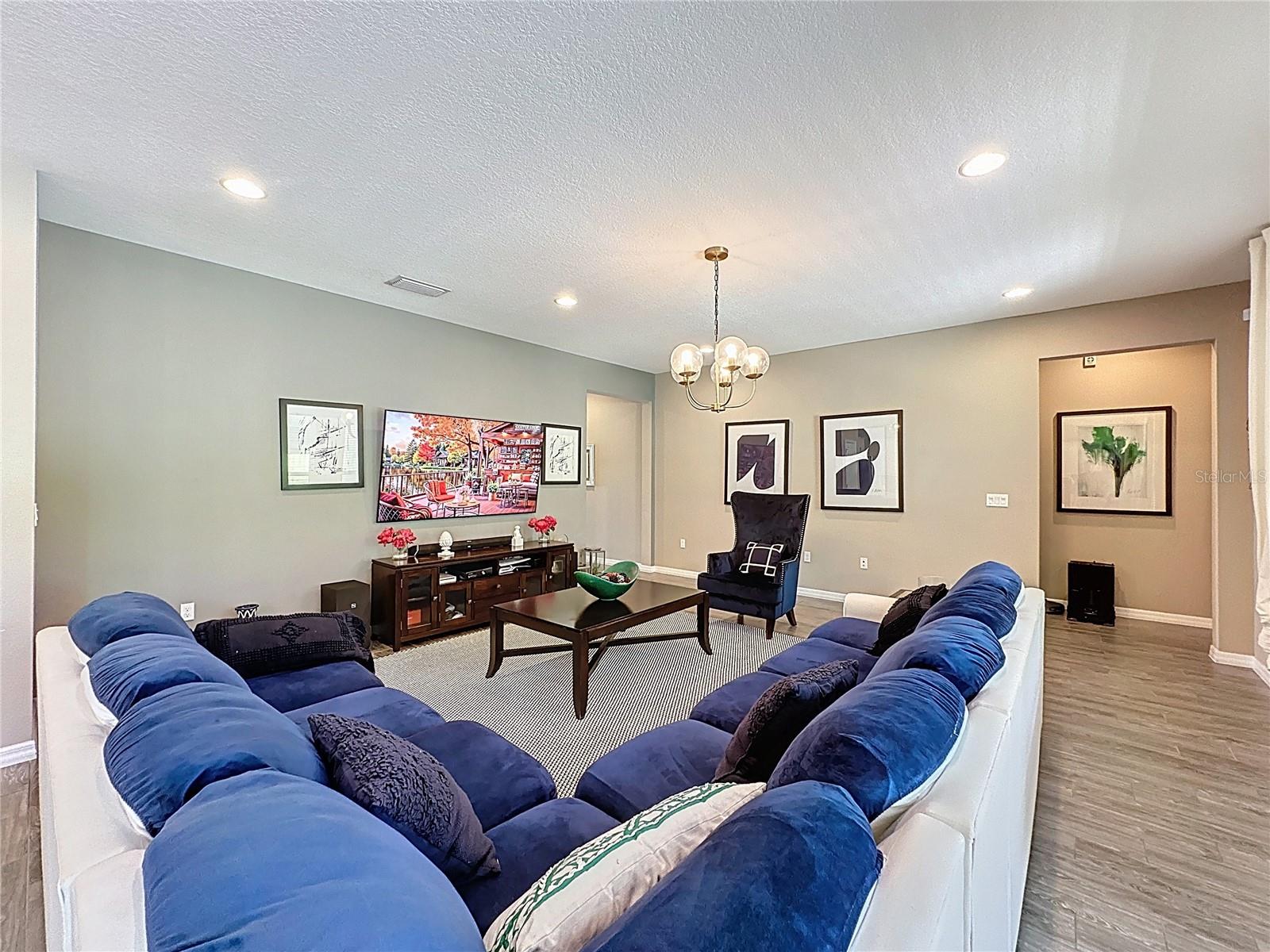 Image 13 of 89 For 201 Silver Maple Road