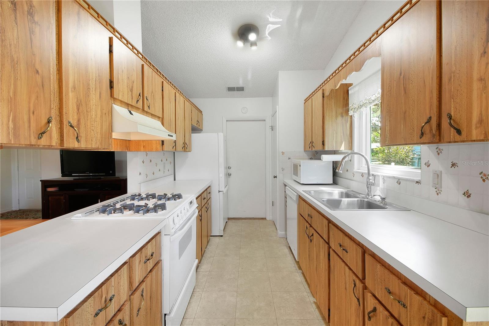 Image 24 of 63 For 610 Fannich Court