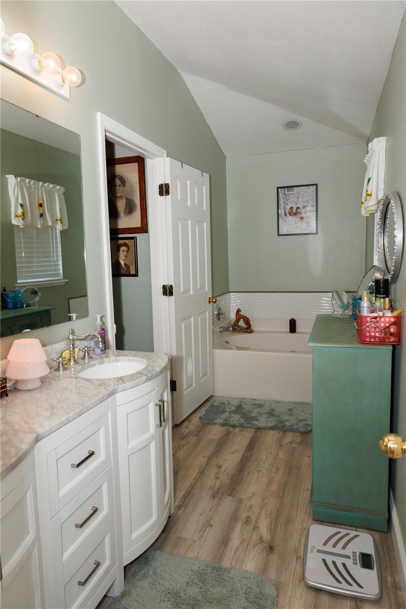 Image 26 of 45 For 1108 Chateau Circle