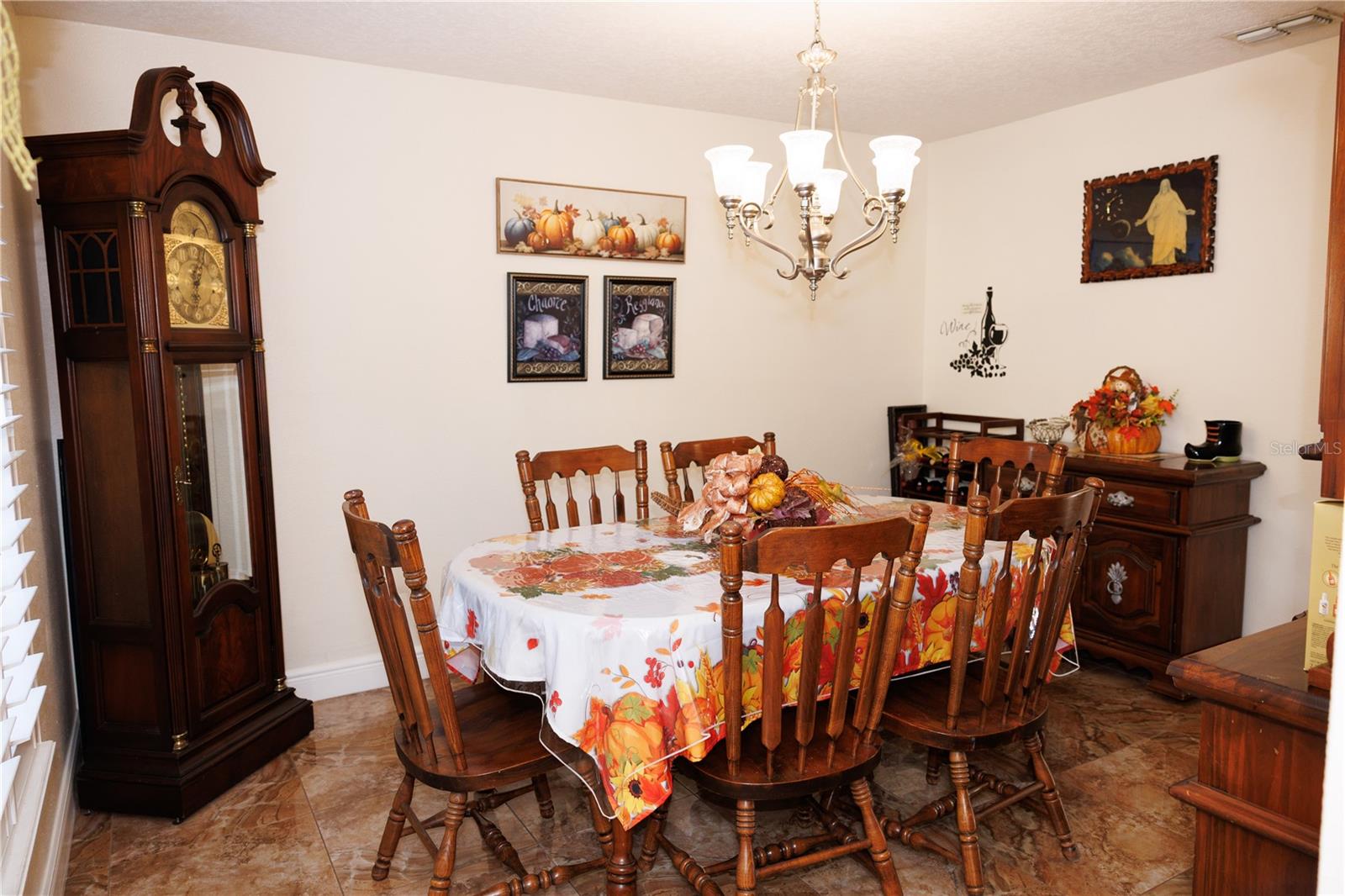 Image 5 of 45 For 1108 Chateau Circle