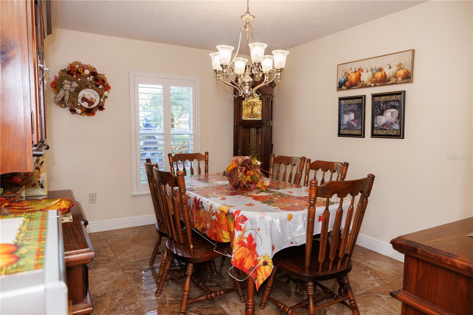 Image 6 of 45 For 1108 Chateau Circle