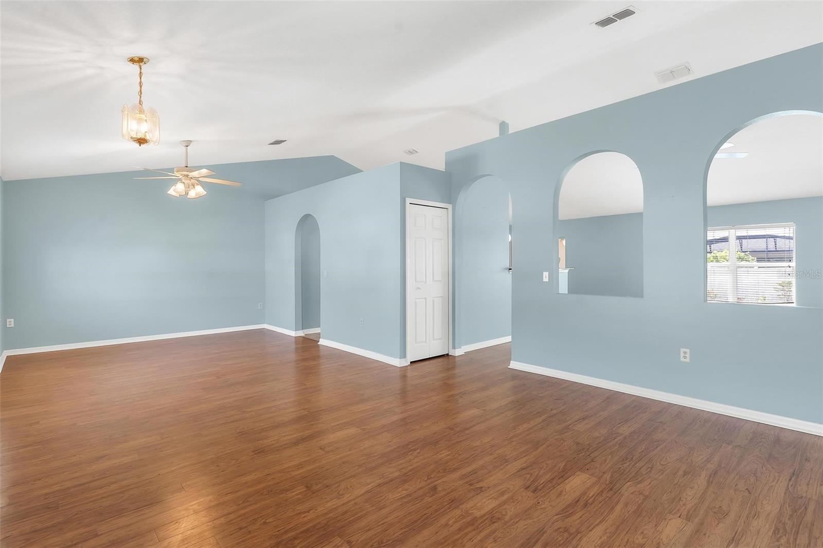 Image 5 of 45 For 802 Deer Glen Court