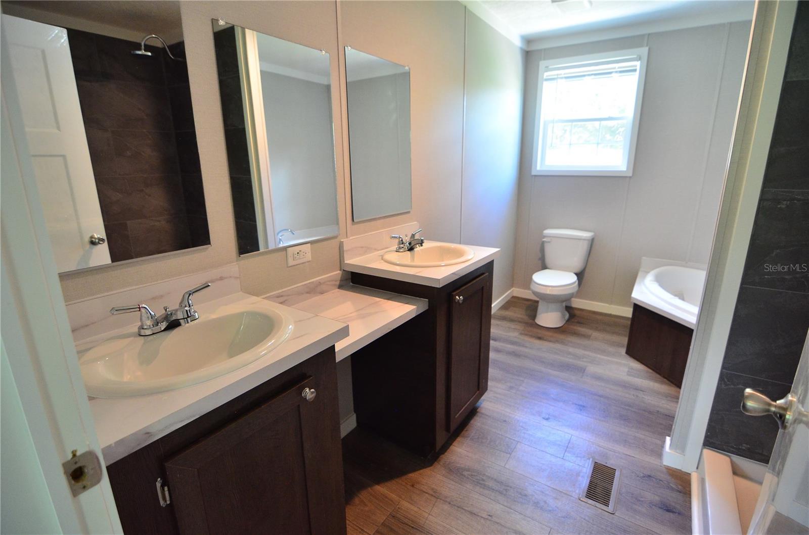 Image 33 of 67 For 515 Twin Lakes Circle