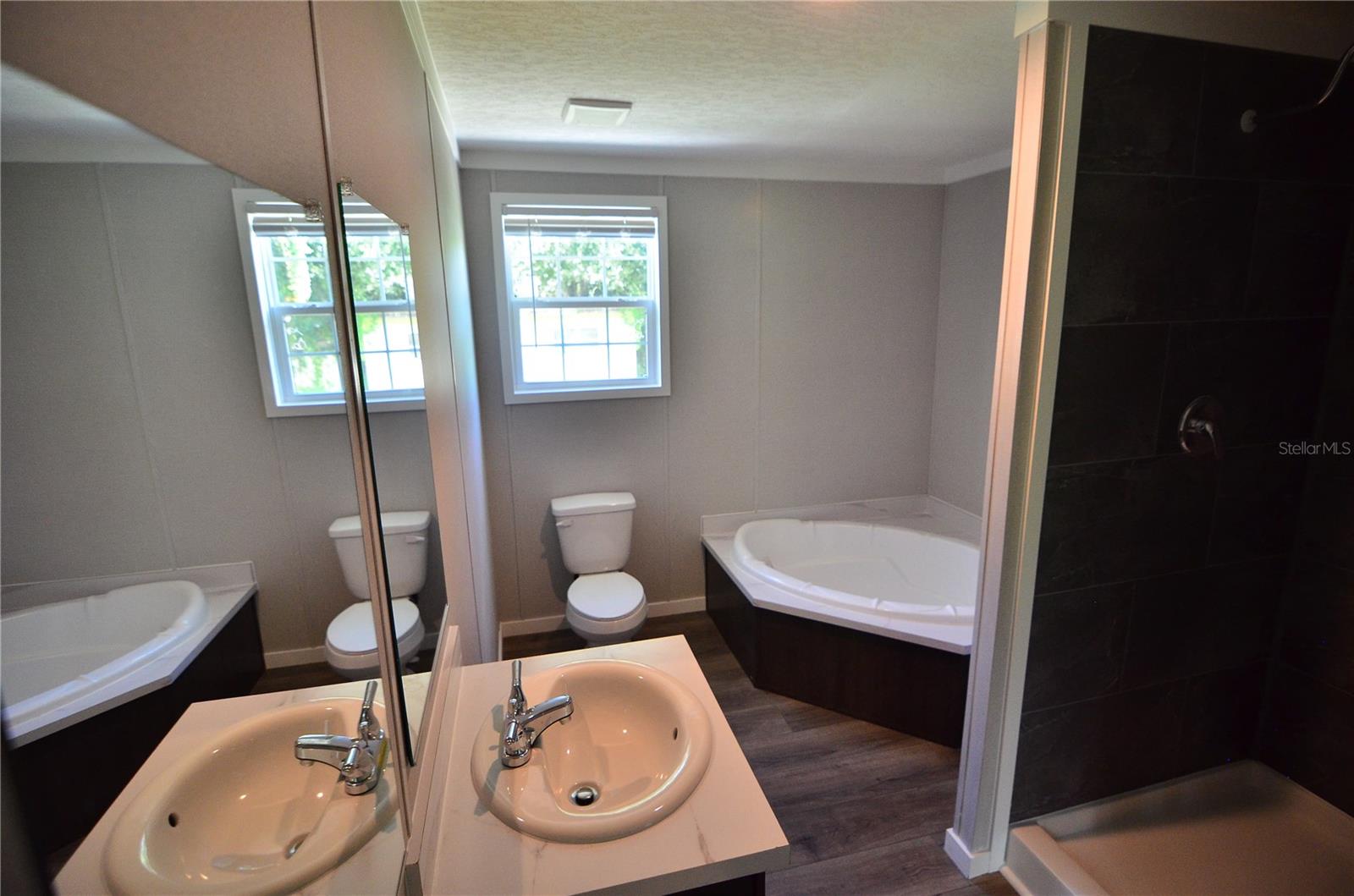 Image 34 of 67 For 515 Twin Lakes Circle