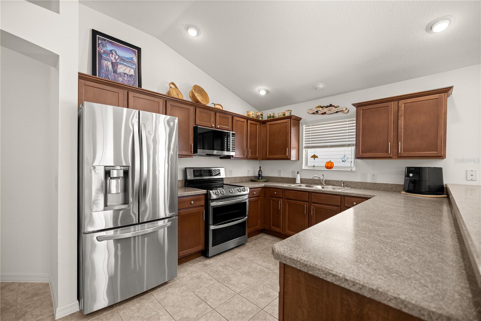 Image 7 of 32 For 859 Amber Court