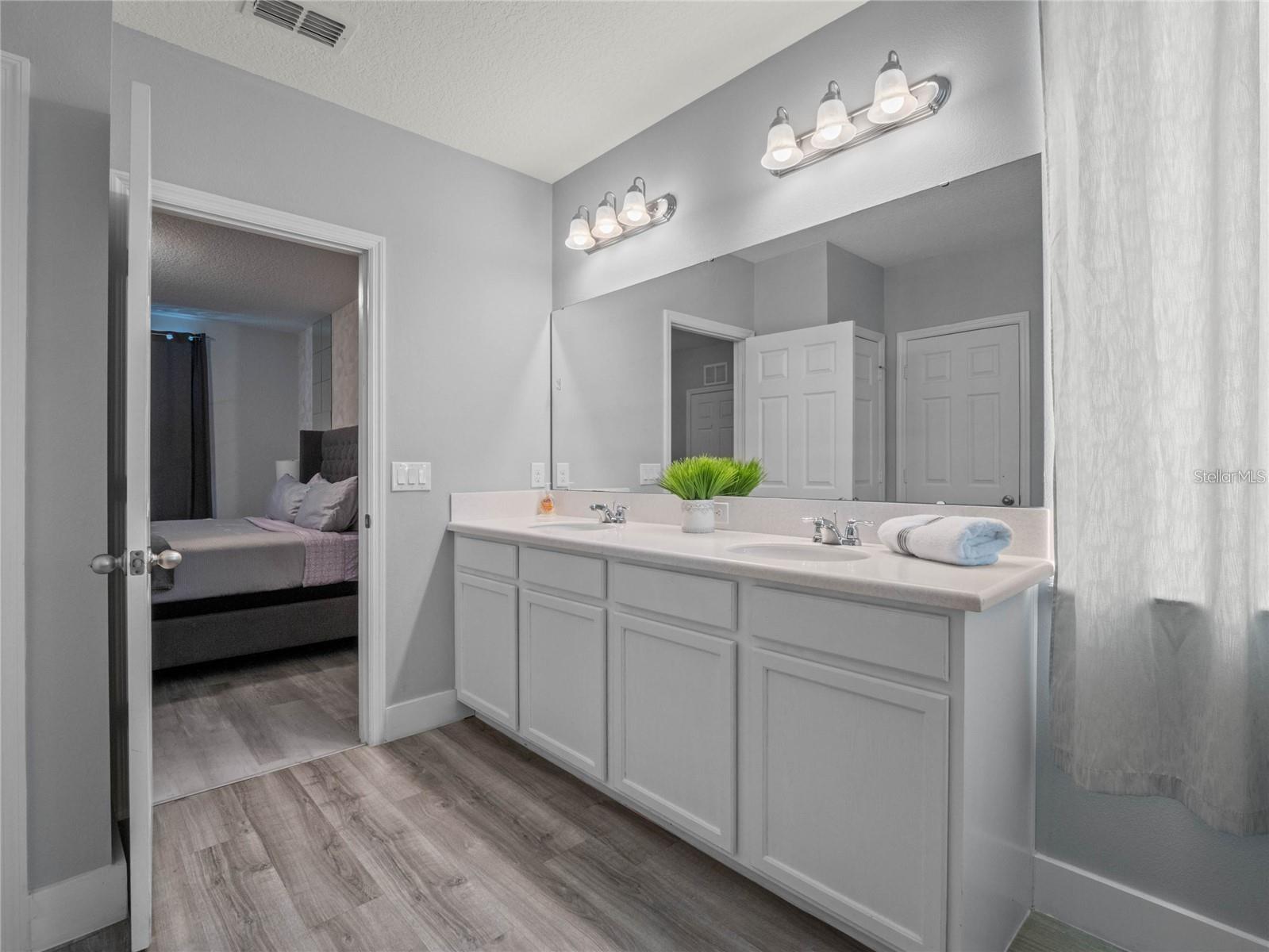 Image 21 of 33 For 1343 Yorkshire Court