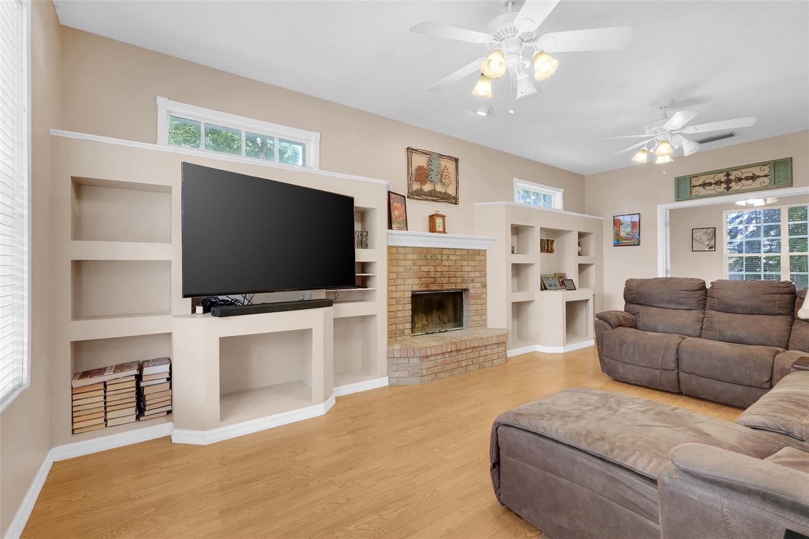 Image 18 of 45 For 418 Courtlea Oaks Boulevard