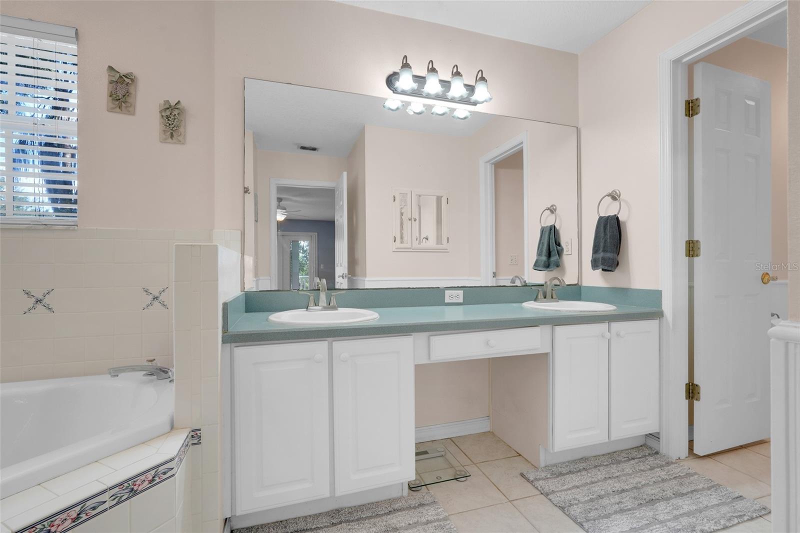 Image 28 of 45 For 418 Courtlea Oaks Boulevard