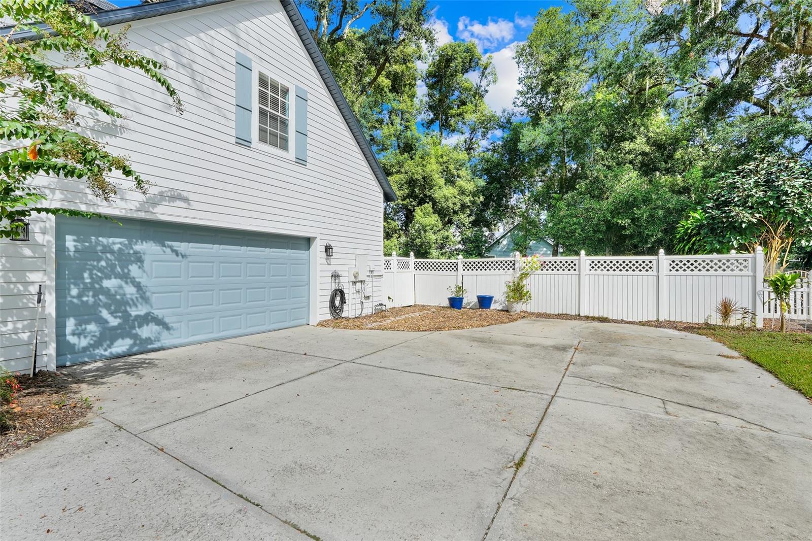 Image 4 of 45 For 418 Courtlea Oaks Boulevard