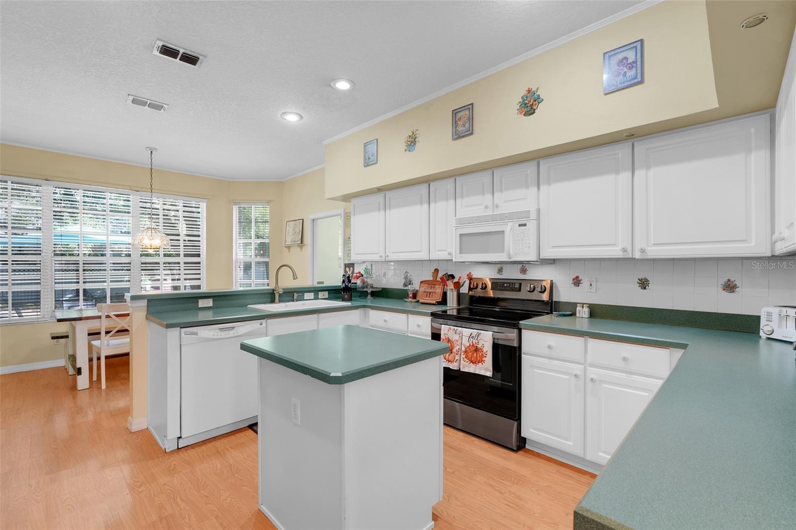 Image 9 of 45 For 418 Courtlea Oaks Boulevard