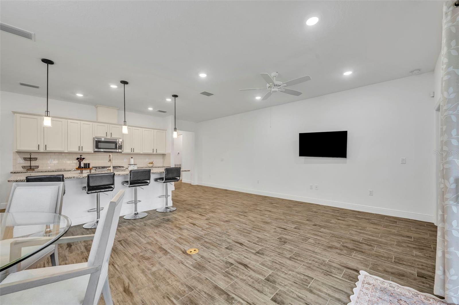 Image 14 of 73 For 134 Silver Maple Road