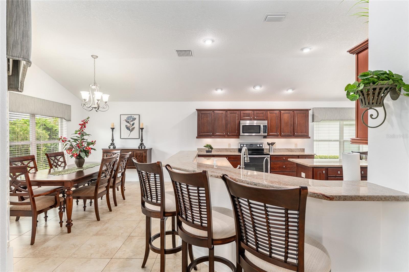 Listing photo id 14 for 825 Ulelah Street