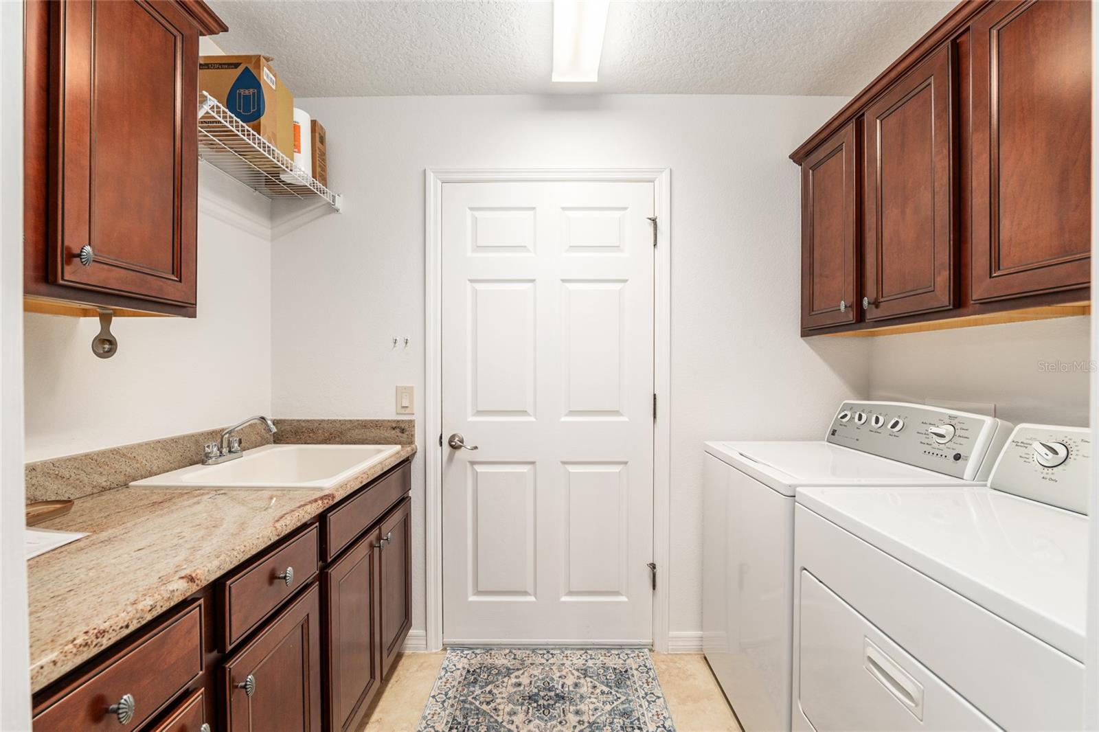 Listing photo id 49 for 825 Ulelah Street