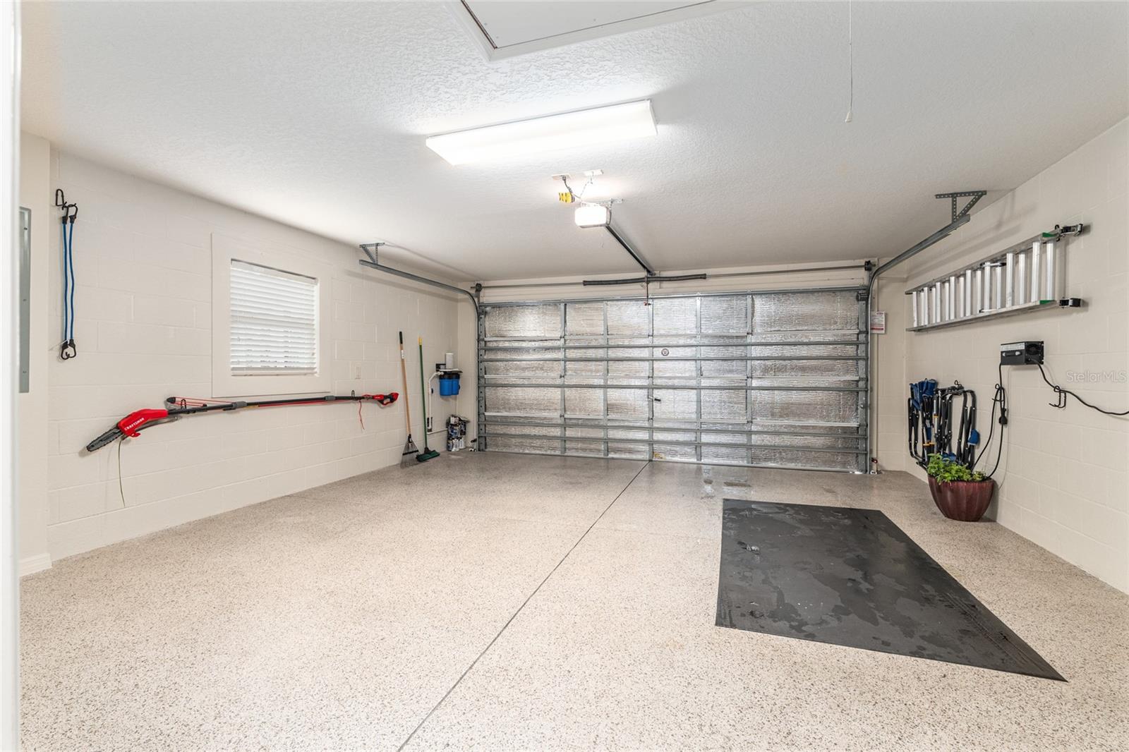 Listing photo id 50 for 825 Ulelah Street