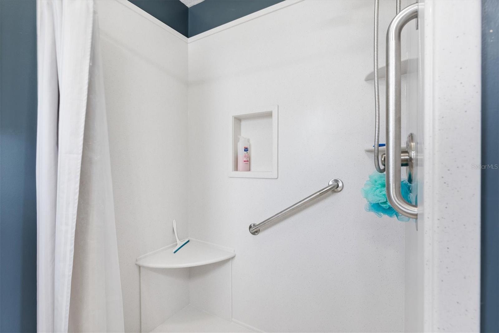 Image 21 of 37 For 11337 175th Place