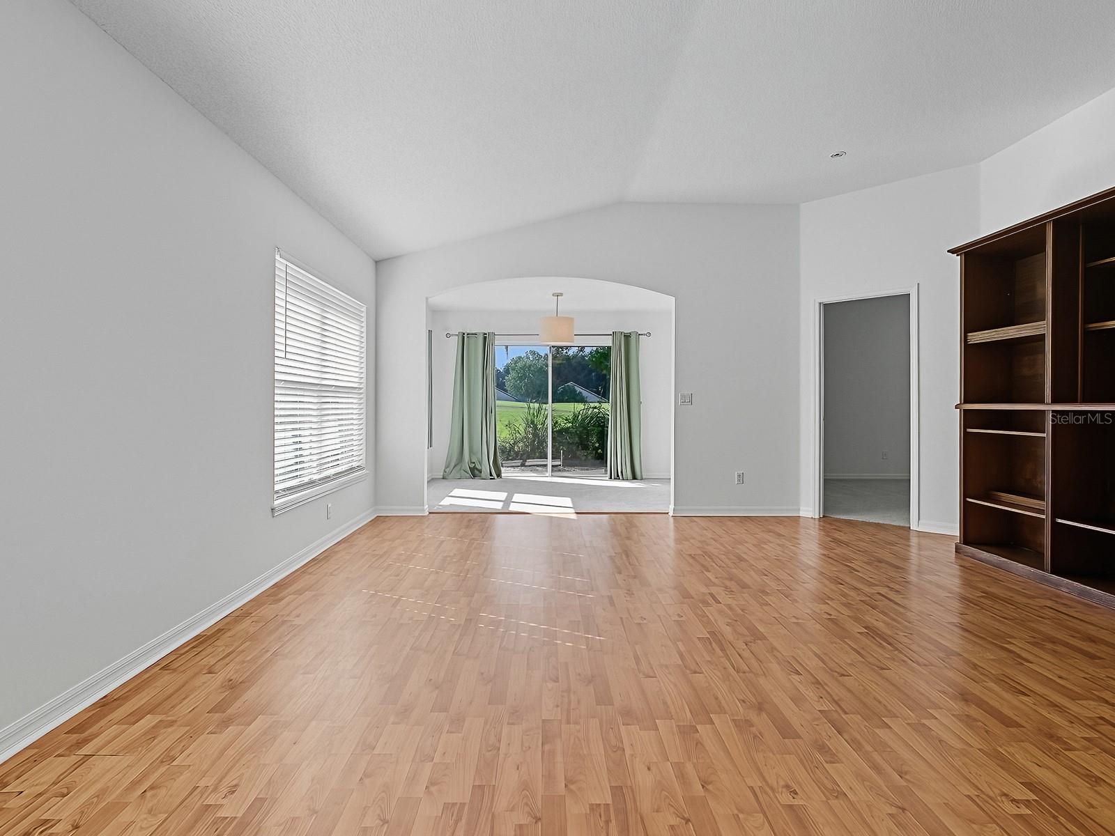 Listing photo id 6 for 3016 Andover Court