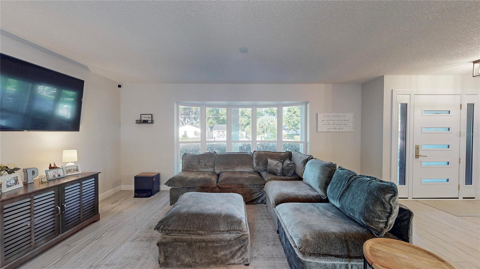 Image 11 of 45 For 258 Bay Road